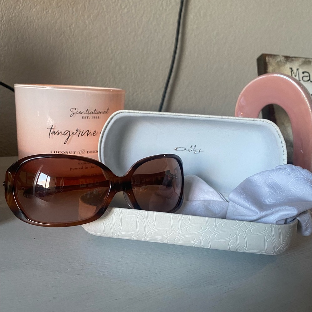 Women’s Oakley Betray Sunglasses tortoise and pink